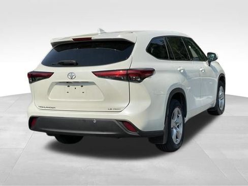 Used 2021 Toyota Highlander LE AWD/4WD image 4