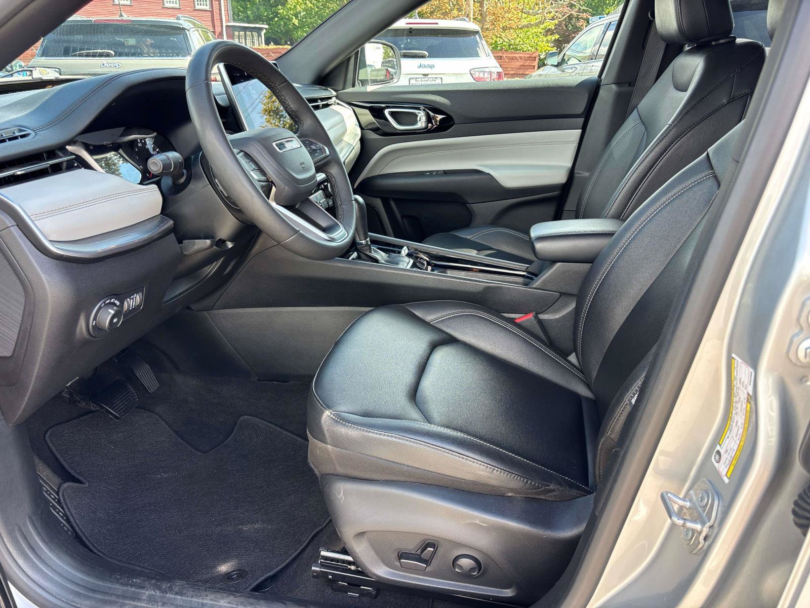 Certified 2025 Jeep Compass Limited AWD/4WD image 9