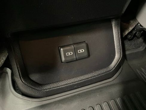 Used 2024 Toyota Highlander XLE AWD/4WD image 16
