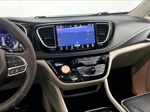 Used 2023 Chrysler Pacifica Limited FWD image 6