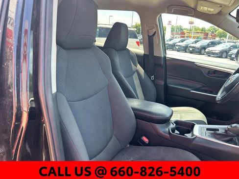 Used 2020 Toyota RAV4 LE FWD image 6