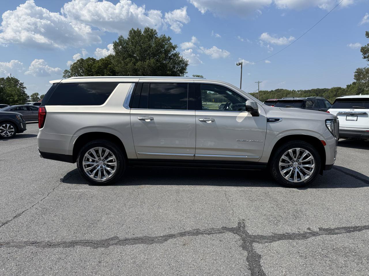 Used 2023 GMC Yukon XL Denali AWD/4WD image 7