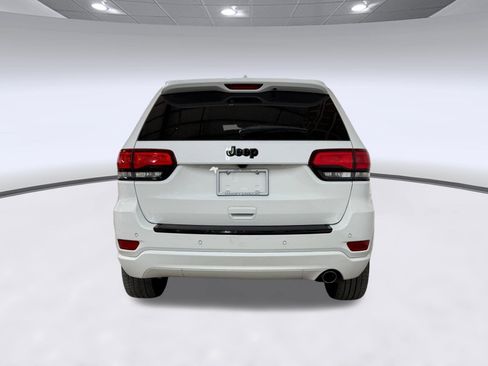 Used 2017 Jeep Grand Cherokee Altitude RWD image 8