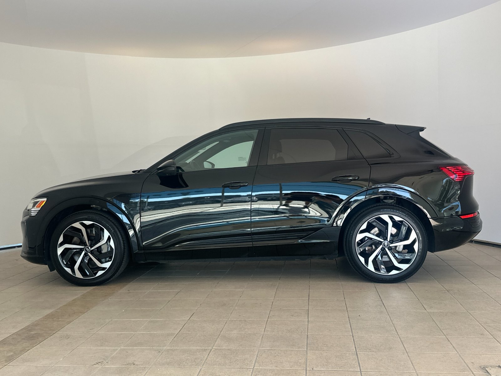 Used 2024 Audi Q8 e-tron Premium Plus w/ Premium Plus Package AWD/4WD image 3
