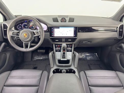 Used 2022 Porsche Cayenne Platinum Edition image 13
