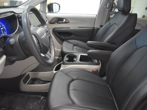 Used 2024 Chrysler Pacifica Touring-L FWD image 22