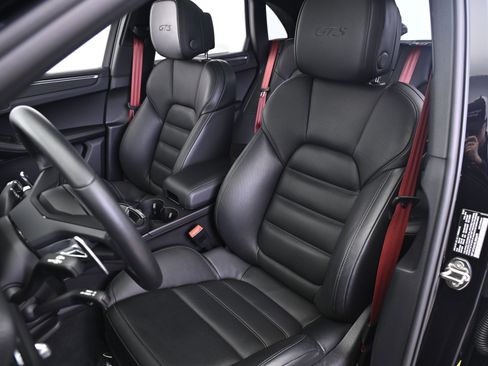 Used 2025 Porsche Macan GTS image 30