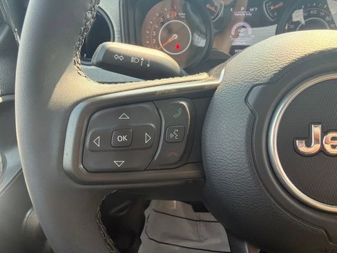 Used 2024 Jeep Gladiator Sport AWD/4WD image 10