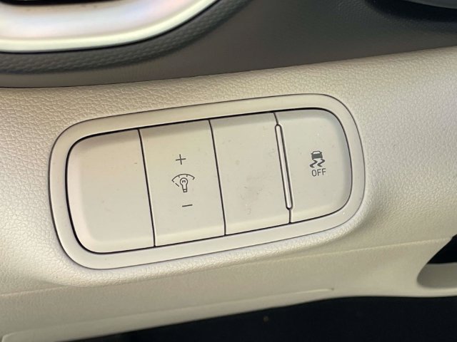 Certified 2025 Hyundai Venue SEL FWD image 19