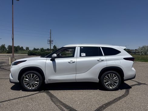 New 2026 Toyota Highlander Platinum AWD/4WD image 2
