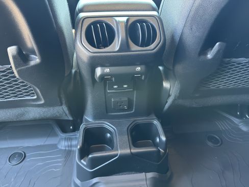 Used 2025 Jeep Wrangler Unlimited Rubicon AWD/4WD image 14