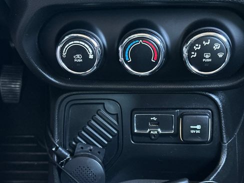 Used 2015 Jeep Renegade Sport FWD image 17