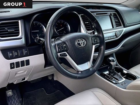 Used 2018 Toyota Highlander XLE w/ Carpet Mat Package (TMS) AWD/4WD image 18