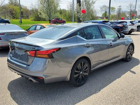 Certified 2022 Nissan Altima 2.5 SR w/ Midnight Edition Package image 4