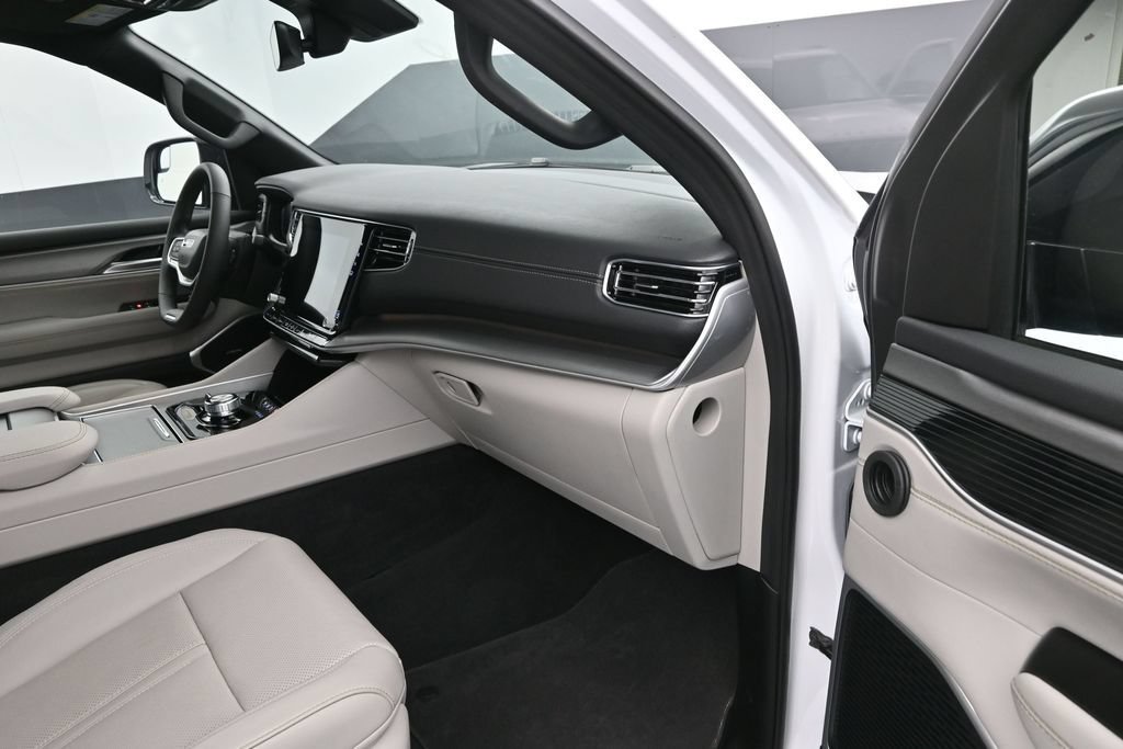 Used 2025 Jeep Wagoneer L 4WD image 10