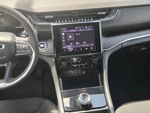 Used 2025 Jeep Grand Cherokee Laredo w/ Luxury Tech Group I RWD image 16