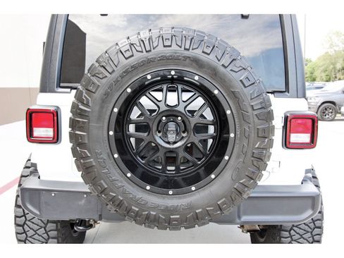 Used 2019 Jeep Wrangler Unlimited Sahara AWD/4WD image 29