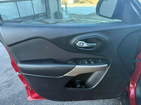 Used 2017 Jeep Cherokee Sport image 17