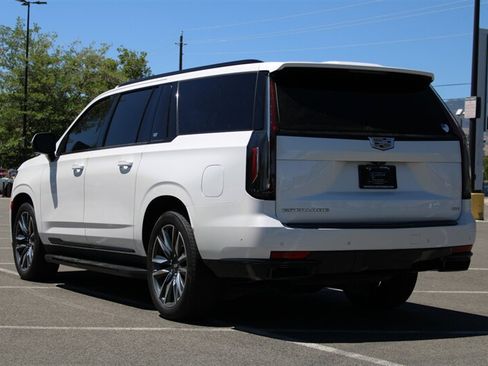 Used 2022 Cadillac Escalade ESV Sport Platinum AWD/4WD image 2