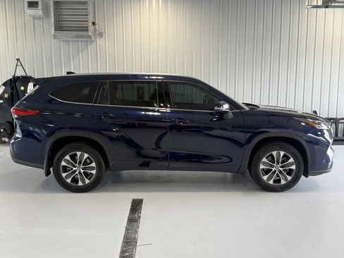 Used 2021 Toyota Highlander XLE AWD/4WD image 2