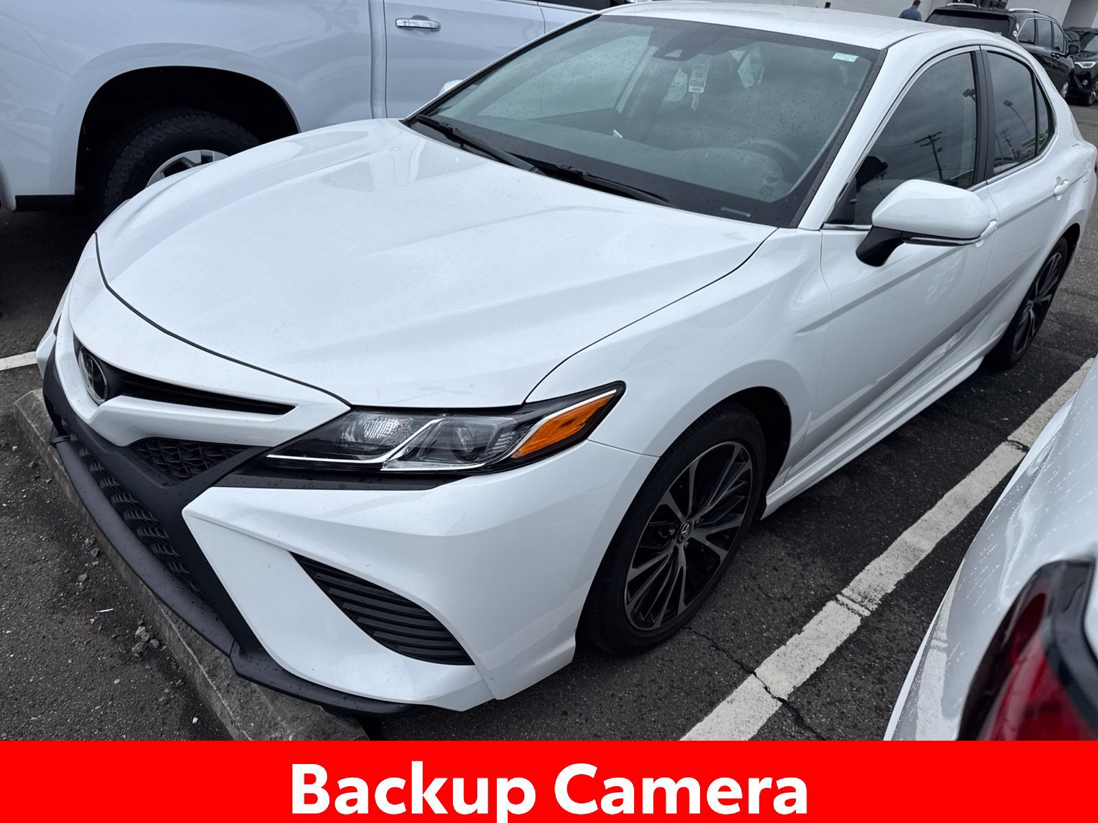 Used 2020 Toyota Camry SE w/ Convenience Package FWD image 3