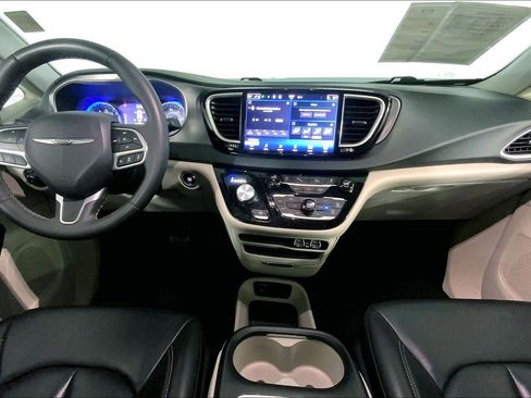 Used 2023 Chrysler Pacifica Touring-L FWD image 15