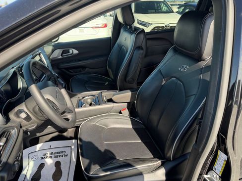 Used 2025 Chrysler Pacifica Limited image 41