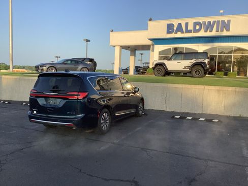 Used 2023 Chrysler Pacifica Limited FWD image 7