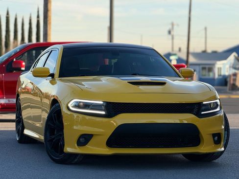 Used 2017 Dodge Charger R/T image 2
