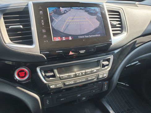 Used 2018 Honda Pilot Touring image 2