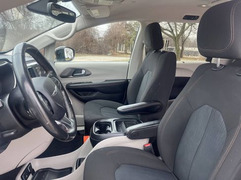 Used 2020 Chrysler Pacifica Touring w/ Cold Weather Group FWD image 13