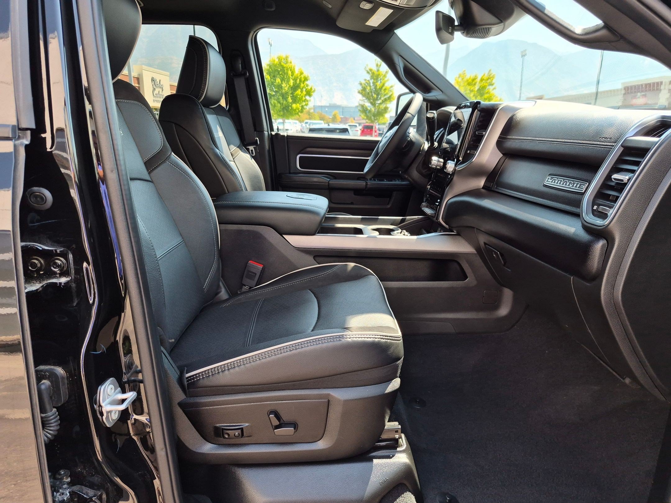 Used 2025 RAM 2500 Laramie AWD/4WD image 34