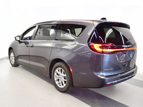 Used 2023 Chrysler Pacifica Touring-L FWD image 5