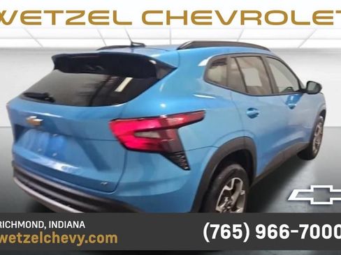 Used 2025 Chevrolet Trax LT FWD image 3
