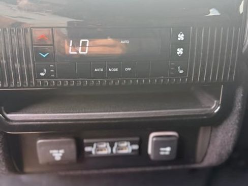 Used 2022 Jeep Wagoneer Series III AWD/4WD image 16