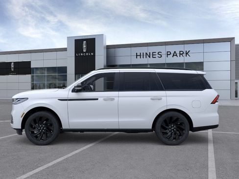 New 2026 Lincoln Navigator Reserve w/ Jet Appearance Package AWD/4WD image 3