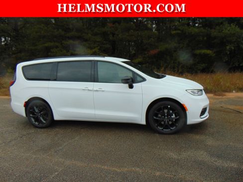 New 2026 Chrysler Pacifica Select w/ S Appearance Package image 11