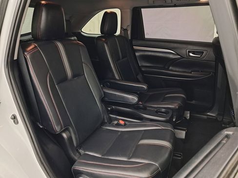Used 2019 Toyota Highlander SE image 36
