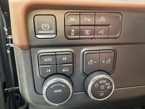 Used 2025 Chevrolet Tahoe High Country AWD/4WD image 11