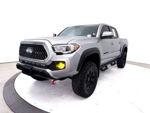 Used 2018 Toyota Tacoma TRD Off-Road w/ Technology Package AWD/4WD image 13