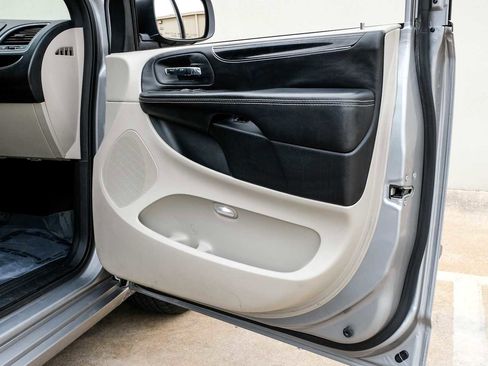 Used 2016 Dodge Grand Caravan SE FWD image 41