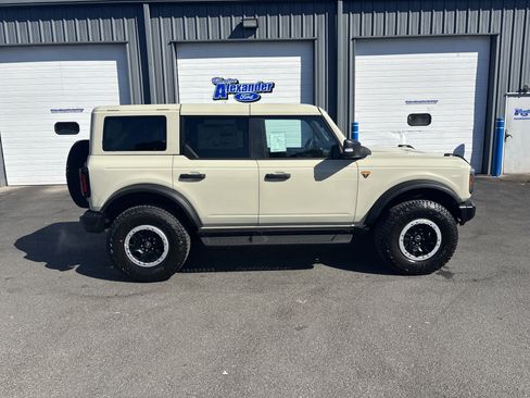 New 2025 Ford Bronco Badlands image 2