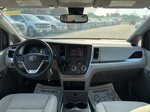 Used 2018 Toyota Sienna LE w/ Carpet Mat Package AWD/4WD image 14