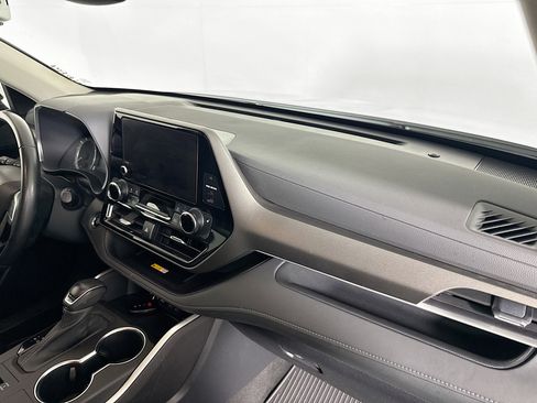 Certified 2023 Toyota Highlander XLE image 30