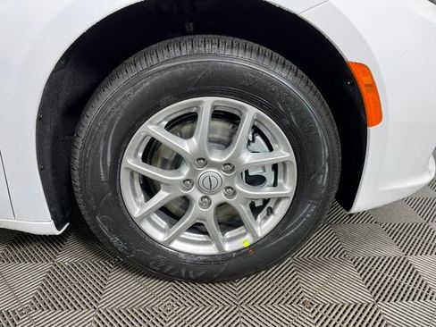 New 2026 Chrysler Pacifica Select image 5