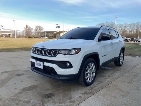 Used 2023 Jeep Compass Latitude image 2