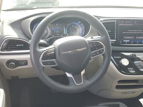 Used 2023 Chrysler Pacifica Touring-L FWD image 11