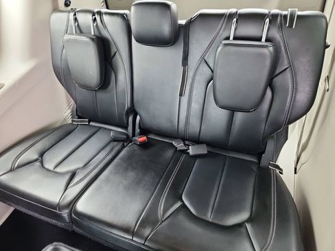 Used 2023 Chrysler Pacifica Touring-L FWD image 10
