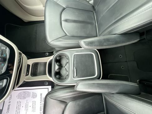Used 2023 Chrysler Pacifica Touring-L FWD image 21