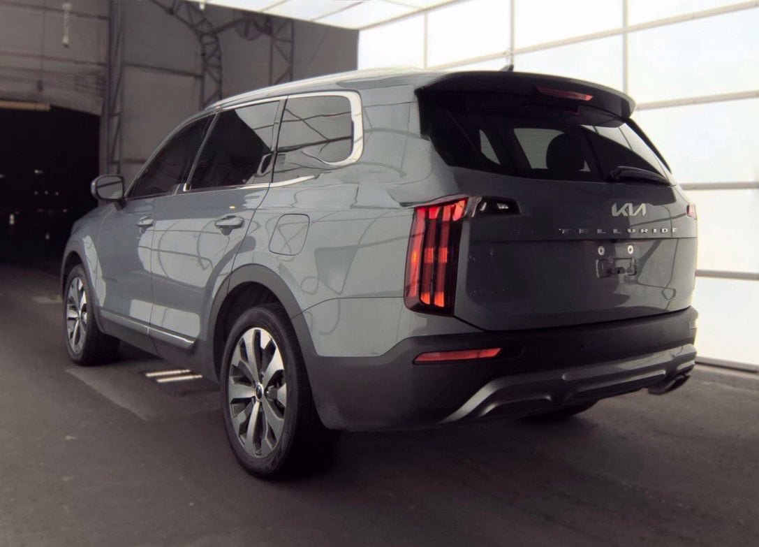 Used 2022 Kia Telluride EX w/ EX Premium Package FWD image 3
